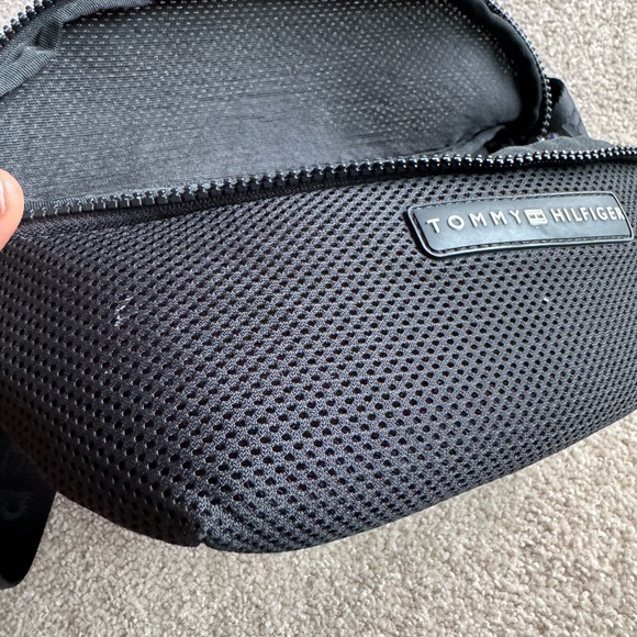 Tommy Hilfiger Fanny pack, for casual wear and work out. - Picture 5 of 7